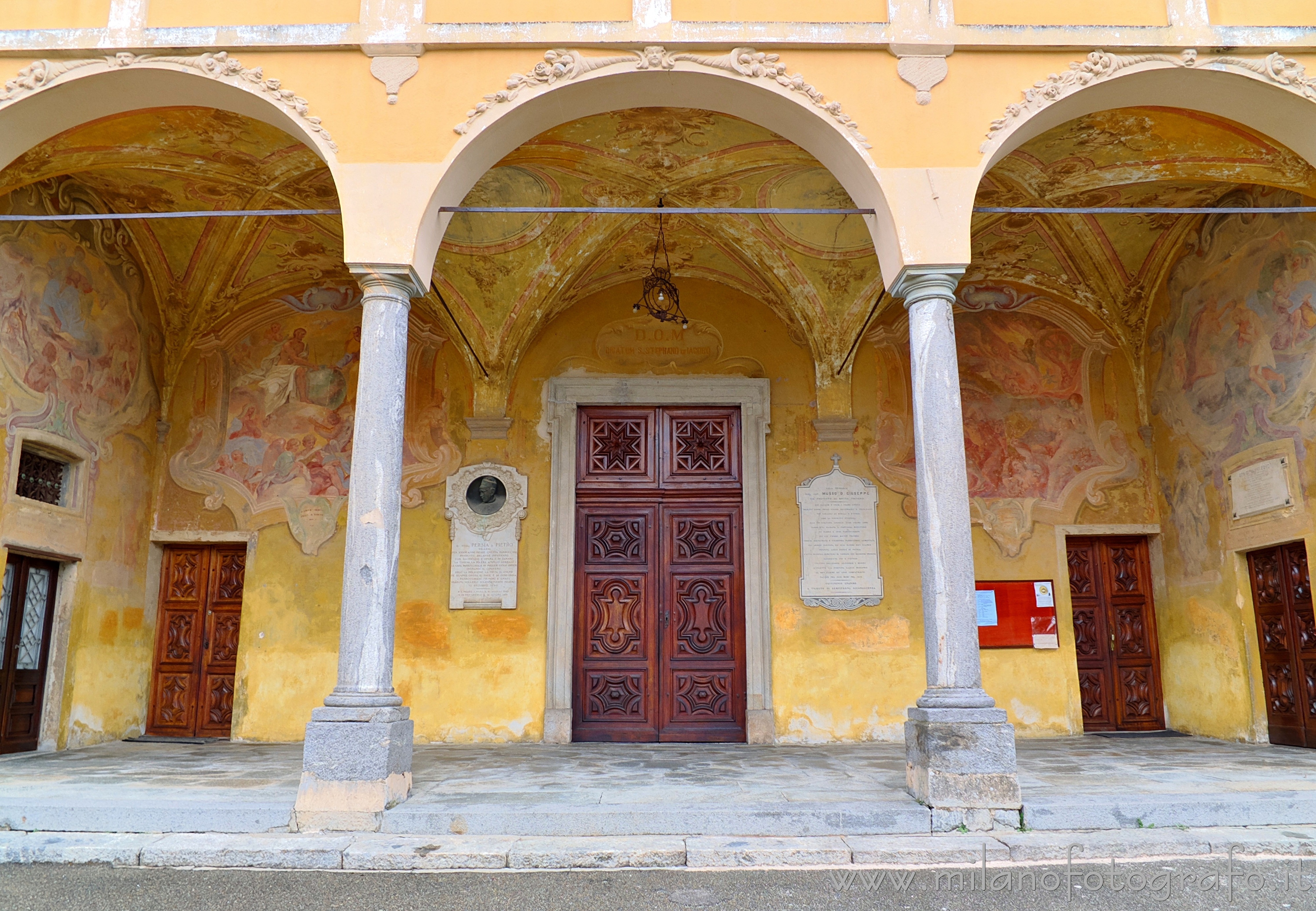 Pettinengo (Biella) - Portico della Chiesa Parrocchiale dei Santi Stefano e Giacomo - Foto a piena risoluzione